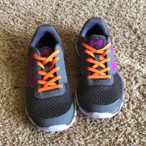 Girls Under Armour girls tennis shoes sz 3